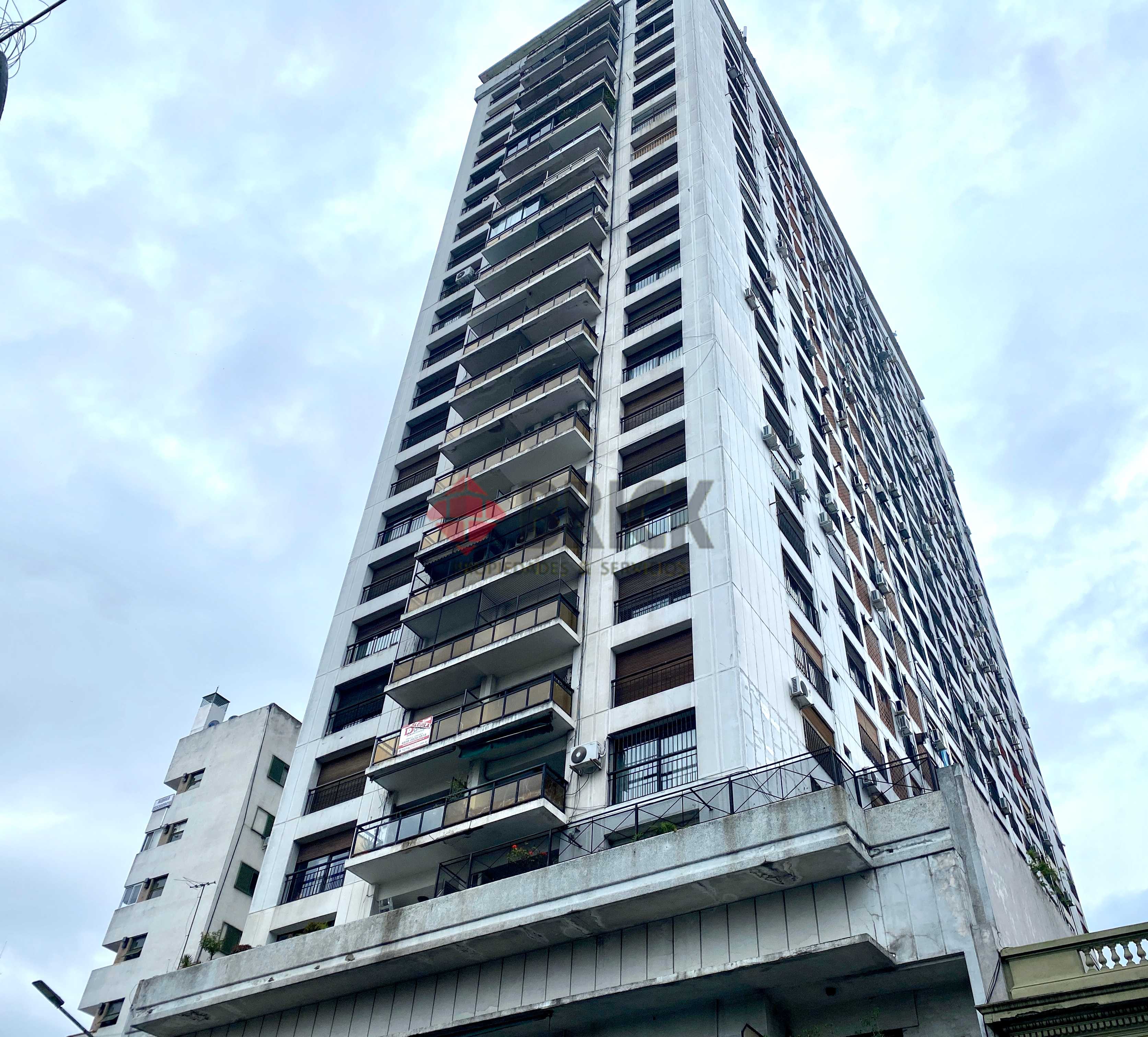 AV. RIVADAVIA al 13800 Piso 1 16