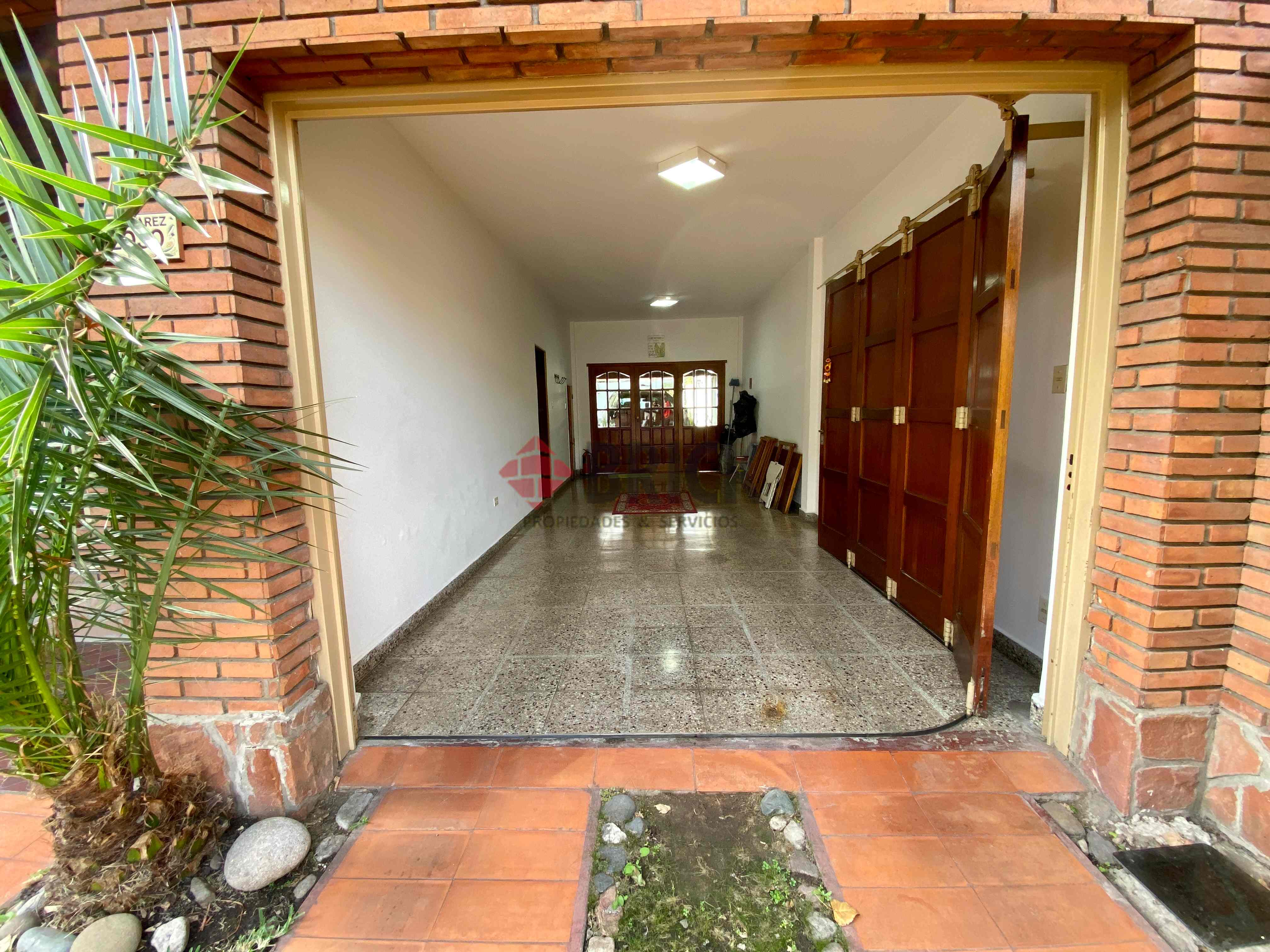 MERCEDES ALVAREZ al 2000 8