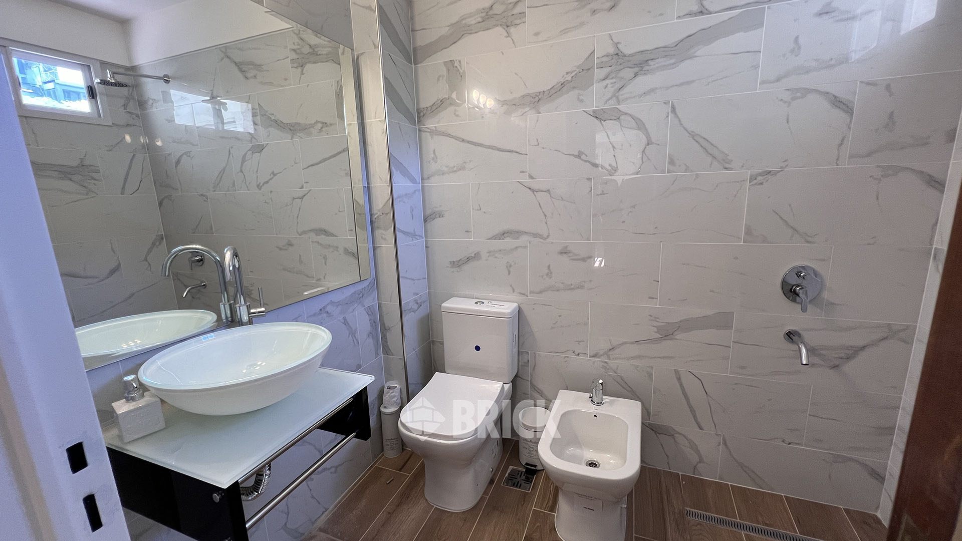 THAMES al 2000 Piso 5 6