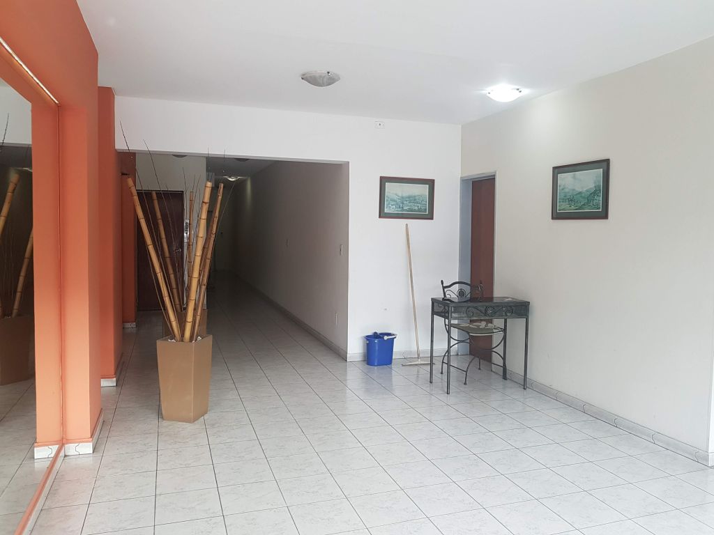 YRIGOYEN, HIPOLITO, AV. al 6600 Piso 1 32