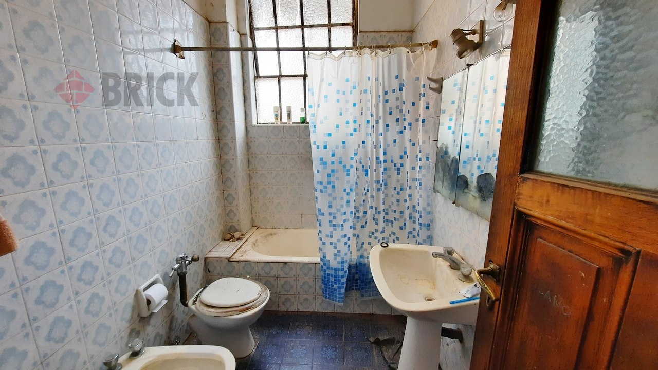 RIVADAVIA, AV. al 3200 Piso 2 9