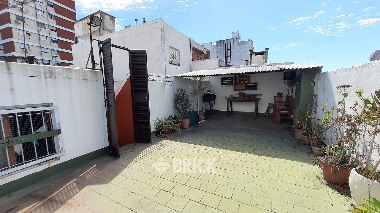 YRIGOYEN, HIPOLITO, AV. al 3500 Piso 1 19