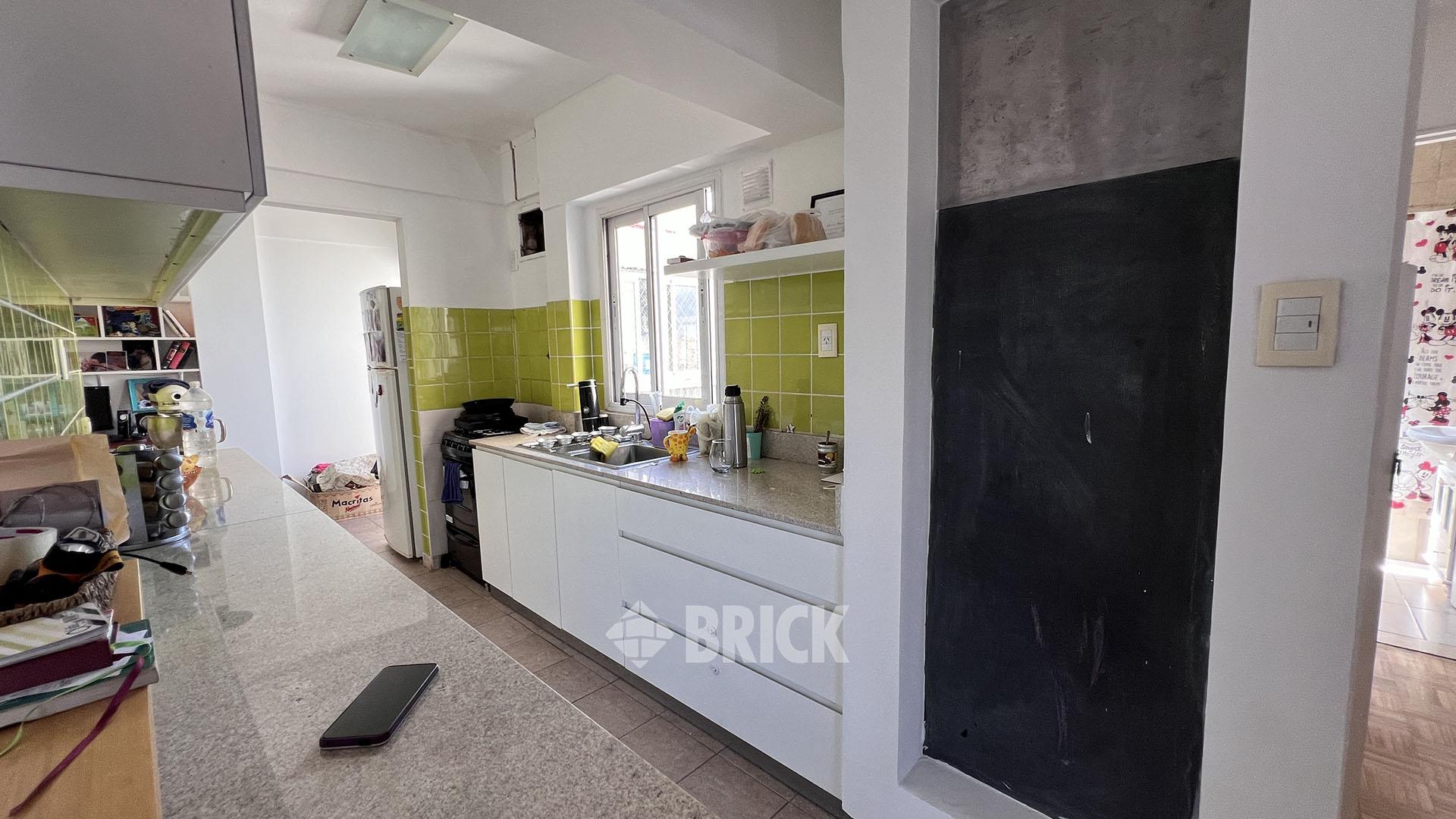 YRIGOYEN, HIPOLITO, AV. al 3600 Piso 9 7