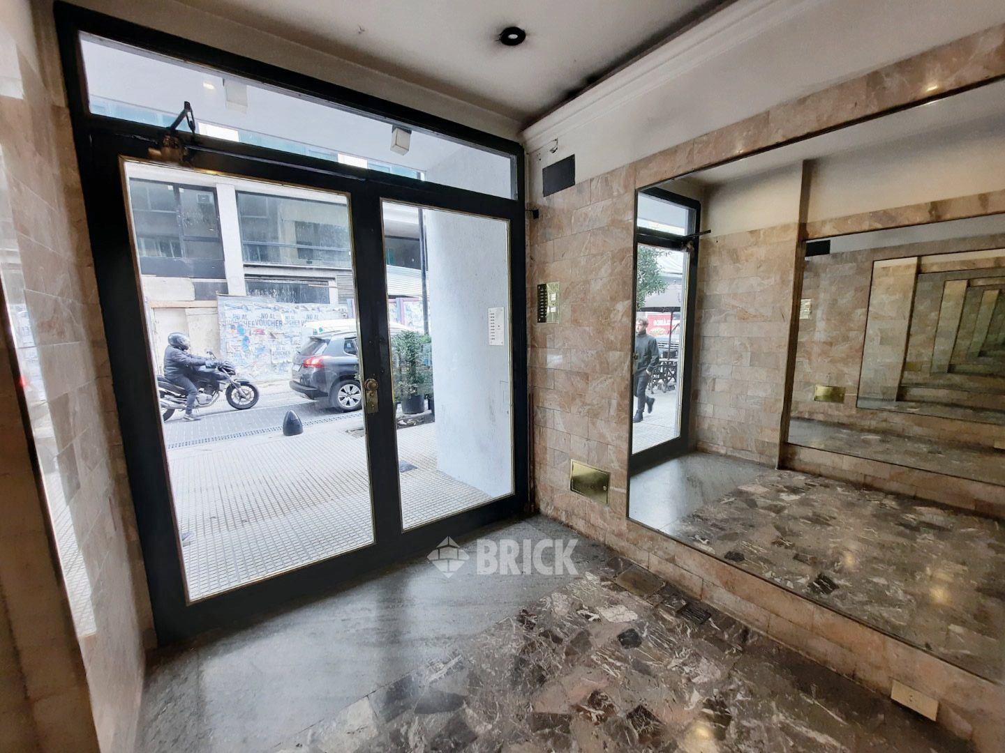 ALVEAR, MARCELO T. DE al 900 Piso 1 21