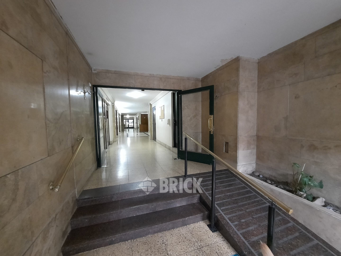 YRIGOYEN, HIPOLITO al 2900 Piso 9 25