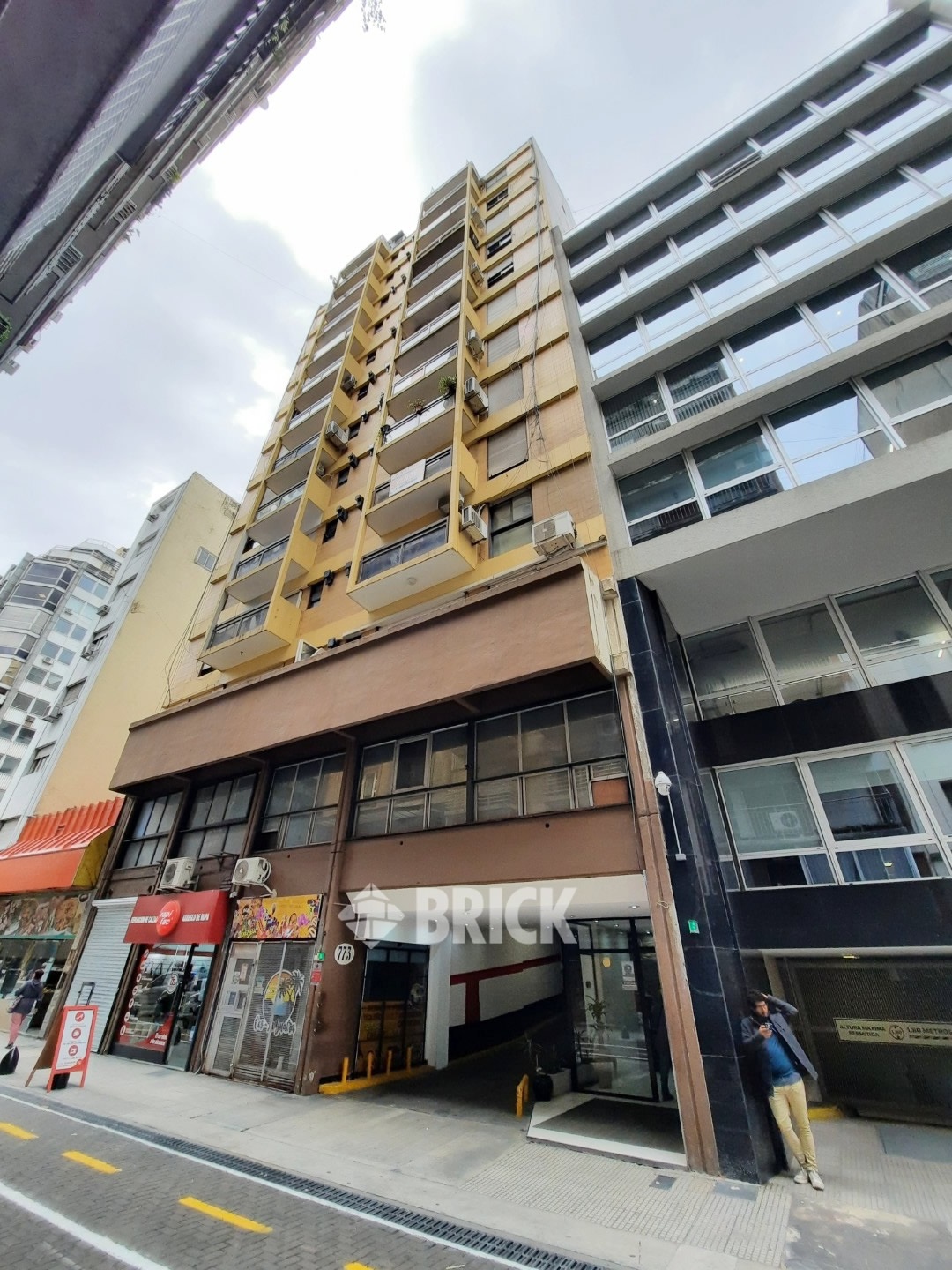 SUIPACHA al 700 Piso 12 26