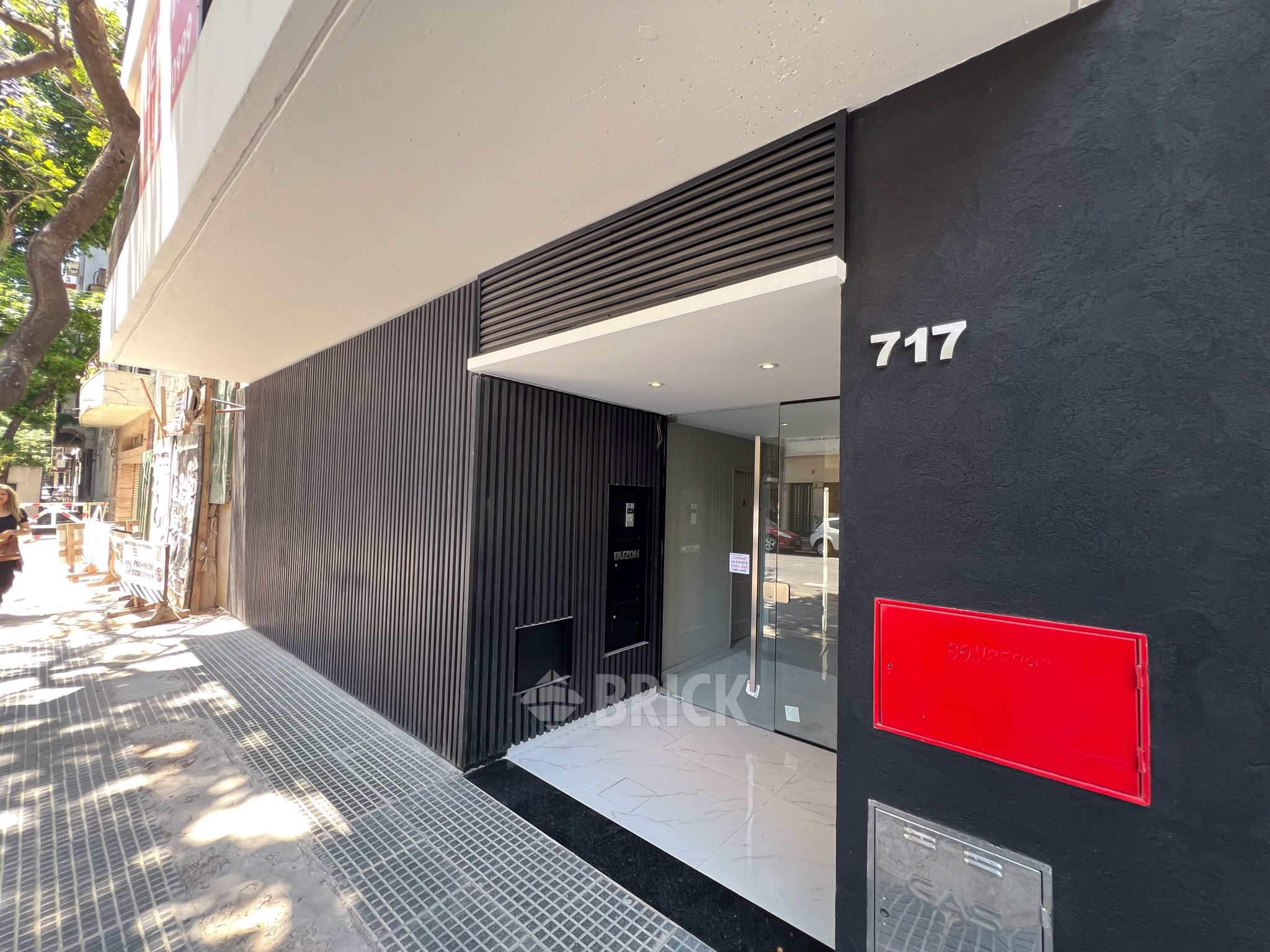 ALVAREZ, JULIAN al 700 Piso PB 25