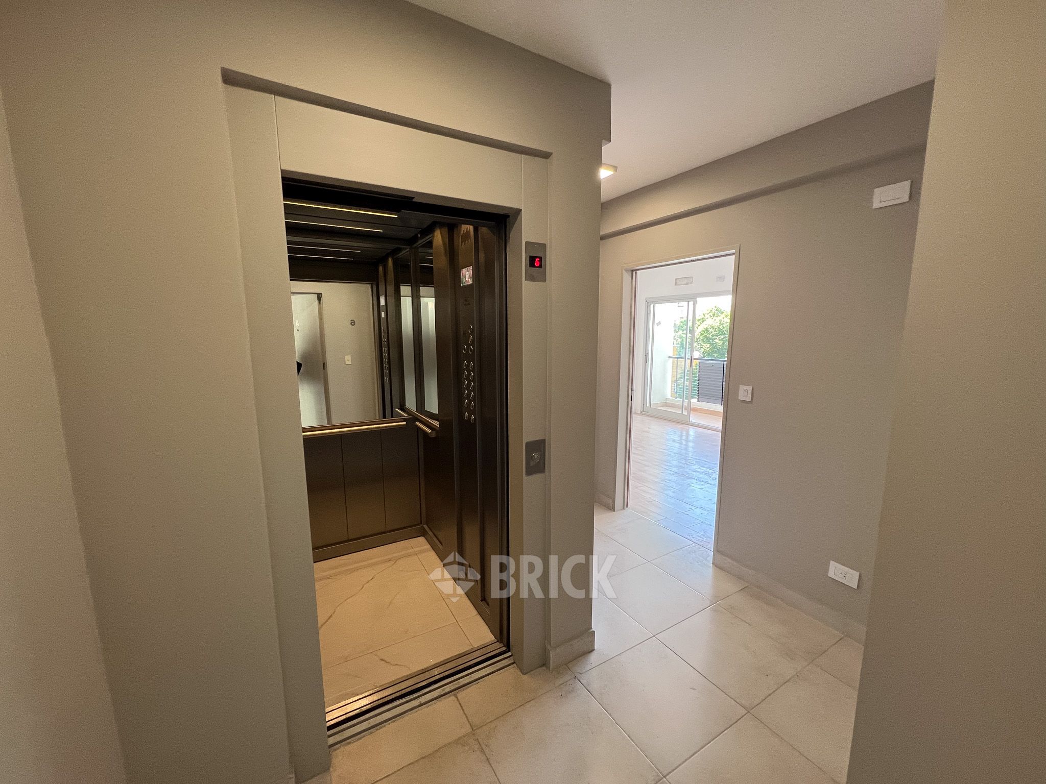 ALVAREZ, JULIAN al 700 Piso 8 22