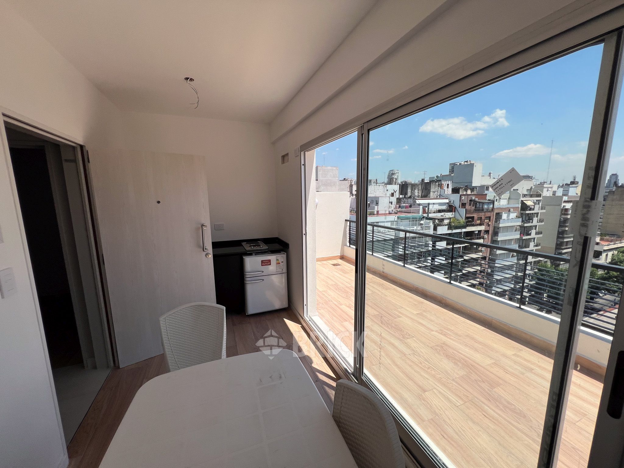 ALVAREZ, JULIAN al 700 Piso 9 18