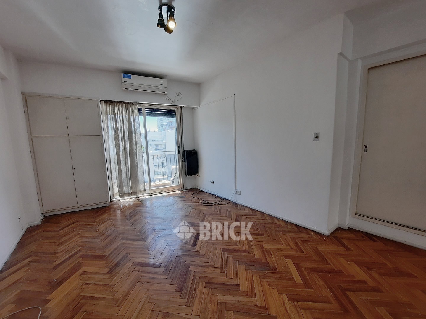 ALVAREZ, JULIAN al 2400 Piso 9 1