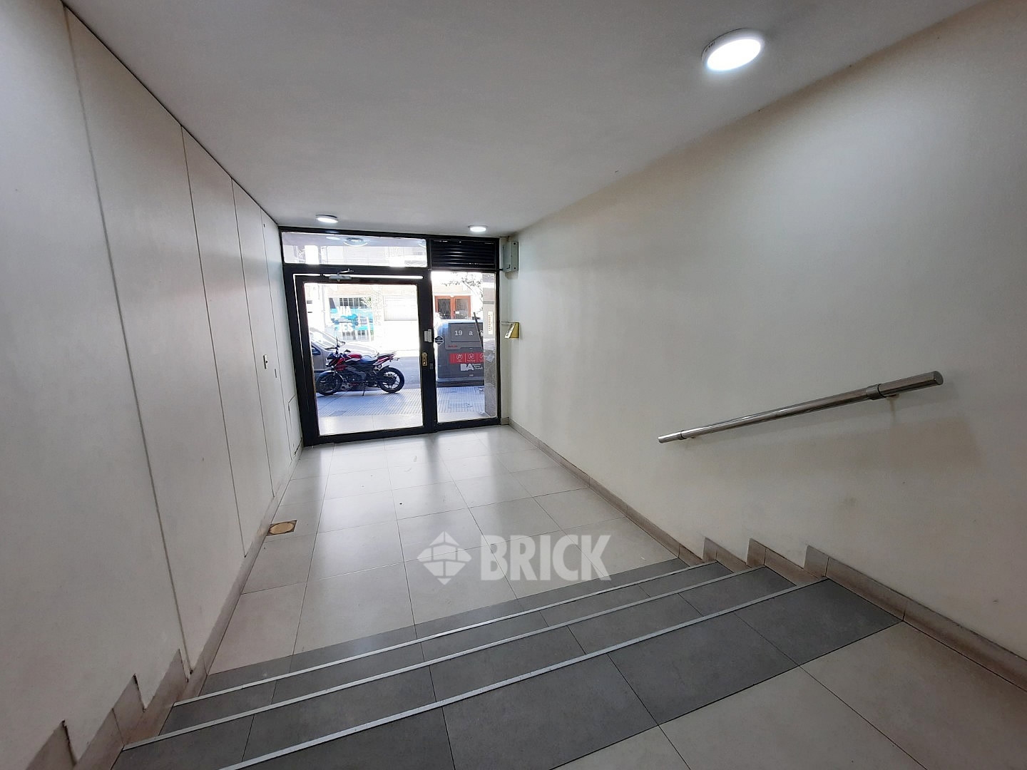 ALVAREZ, JULIAN al 2400 Piso 9 21