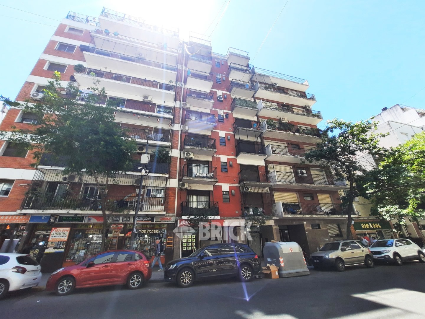 ALVAREZ, JULIAN al 2400 Piso 9 25