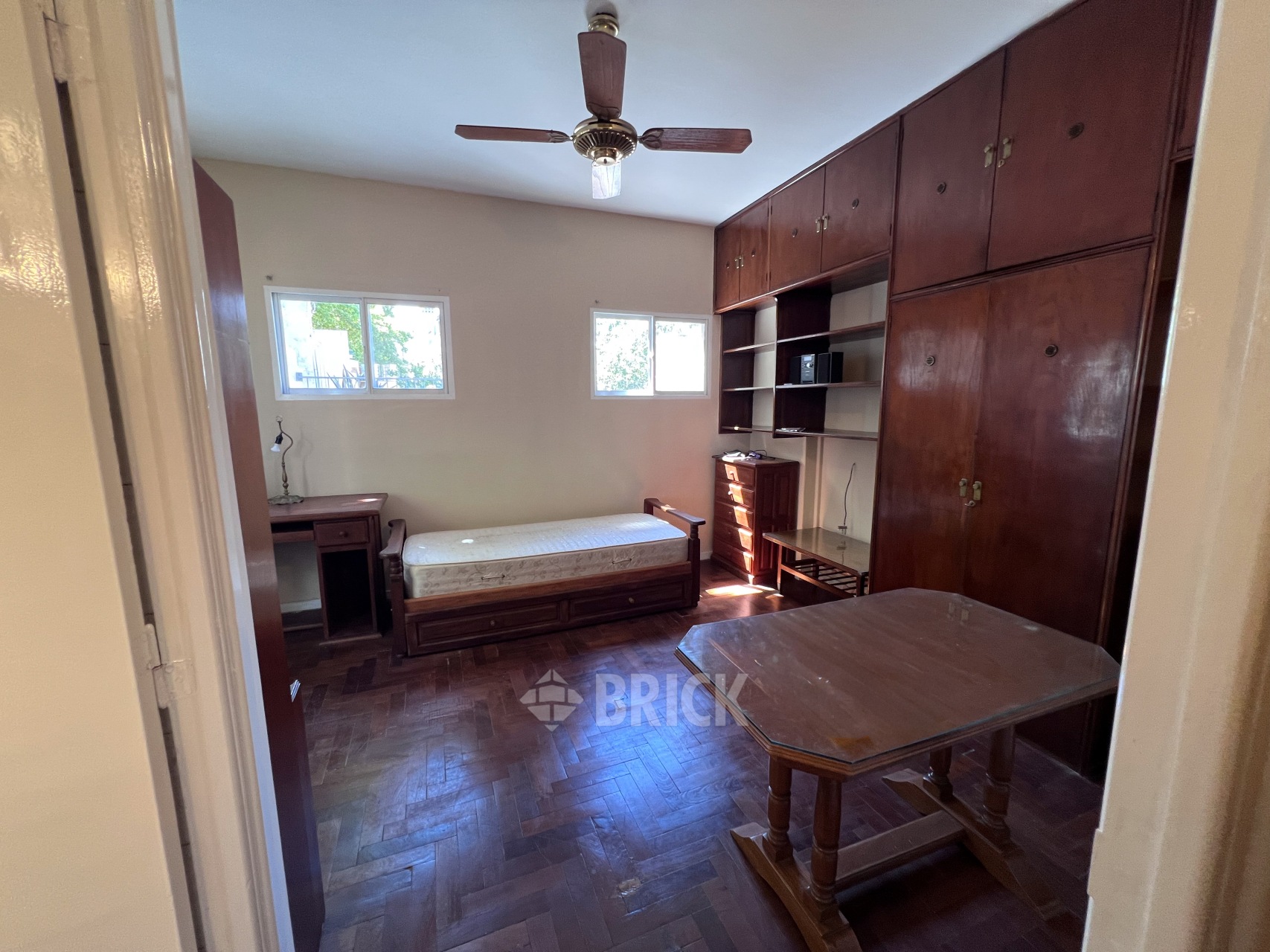 THAMES al 1800 Piso 3 3