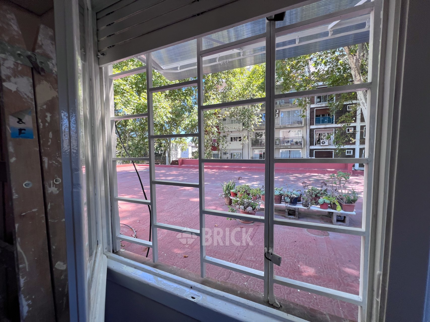 THAMES al 1800 Piso 3 7