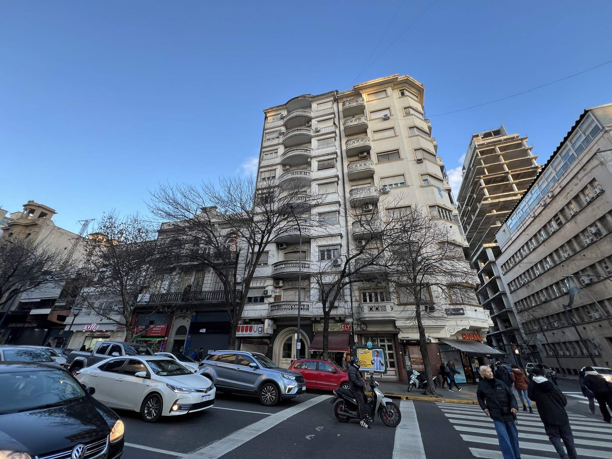 RIVADAVIA, AV. al 2500 Piso 8 13