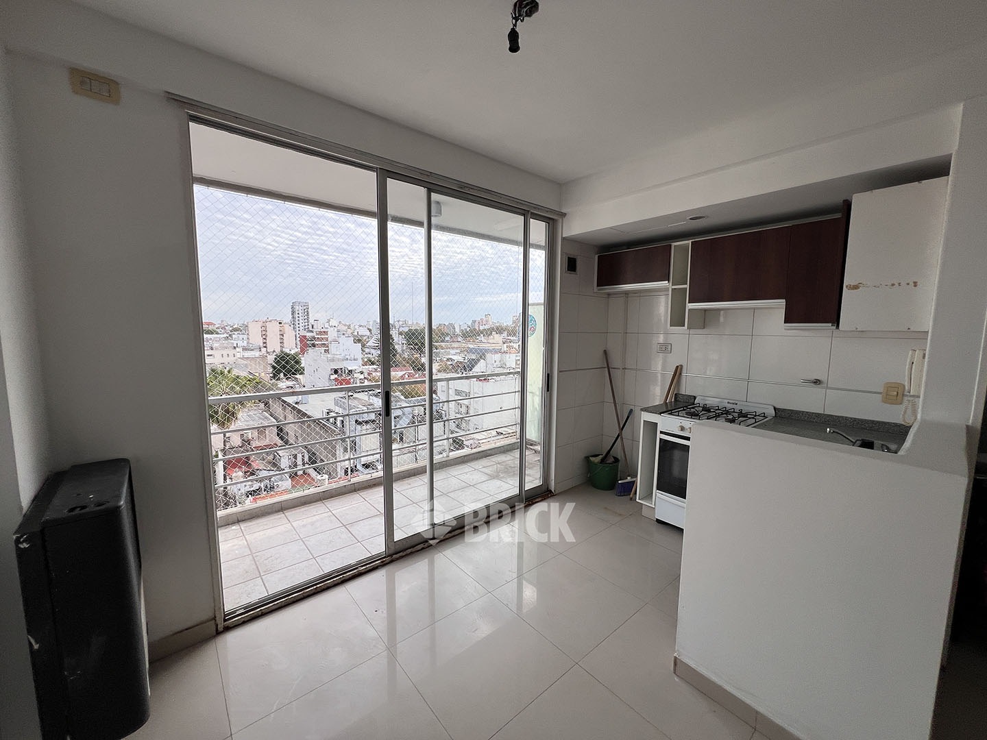 CARACAS al 1200 Piso 8 3